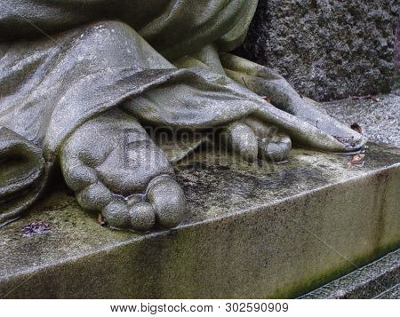 Friedhof Engesohde Statue, Taken In Hannover - Germany