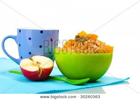leckere Cornflakes in grüner Schale, Apple und Glas Milch, isoliert auf weiss