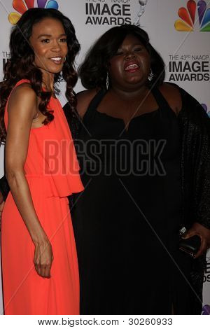 로스 앤젤레스-2 월 월 17 일: 미셸 윌리엄스; Gabourey Sidibe에 43 NAACP 이미지 어워드에서 도착 