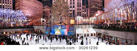 NEW YORK CITY, NY -Grudzień 30: lodowisko Rockefeller Center w nocy na 30 grudnia 2011, Nowy Jork C