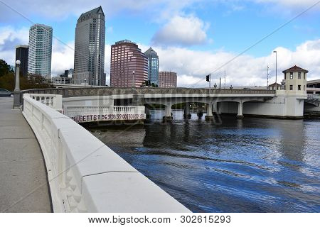 Tampa, Flordia, Usa - January 7, 2017: Downtown Tampa Skyline Over The Hillsborough River
