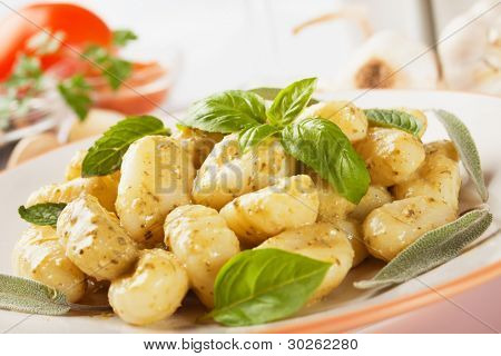 Gnocchi di patata, italienske kartoffel noodle med pesto sauce og urter