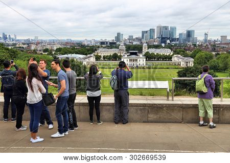 London, Uk - July 8, 2016: People Visit The Canary Wharf Overlook Terrace In Greenwich, London, Uk. 