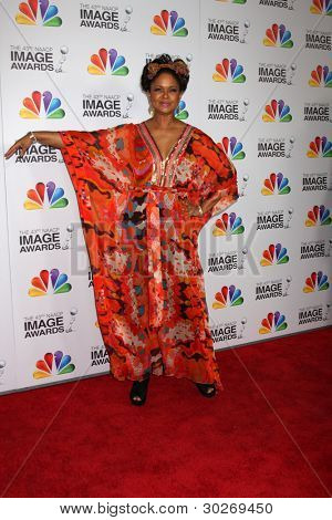 .LOS ANGELES - FEB 17: Tonya Lee Williams přijíždí na 43 NAACP Image Awards na svatyni Audi