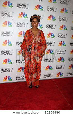 .LOS ANGELES - FEB 17: Tonya Lee Williams přijíždí na 43 NAACP Image Awards na svatyni Audi