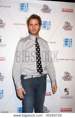 LOS ANGELES - FEB 19: Brian Gattas ankommer til den 2nd årlige Hollywood Rush på Wilshire Ebell o