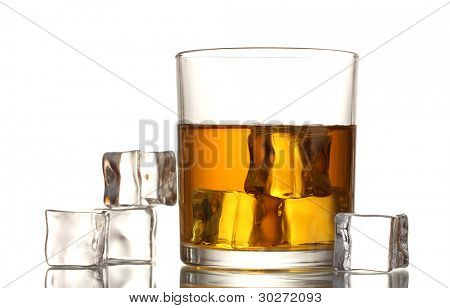 verre de whisky et de la glace isolé on white