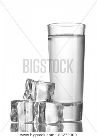verre de vodka avec glace isolaled sur blanc