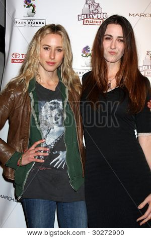 LOS ANGELES - 19 de FEB: Gillian Zinser; Madeline Zima llegan a la fiebre de Hollywood anual 2 º en el 