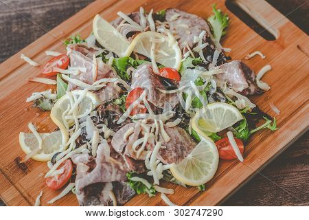 Roasted Beef Platter With Marinated Roast Beef Mesclun Salad, Smoked Cheese, Cherry Tomato, Onion, L
