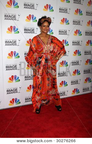 .LOS ANGELES - FEB 17: Tonya Lee Williams přijíždí na 43 NAACP Image Awards na svatyni Audi
