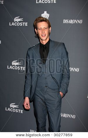 LOS ANGELES - FEB 21: Gabriel Mann dorazí na 14 roční kostýmní návrháři Guild Awards na