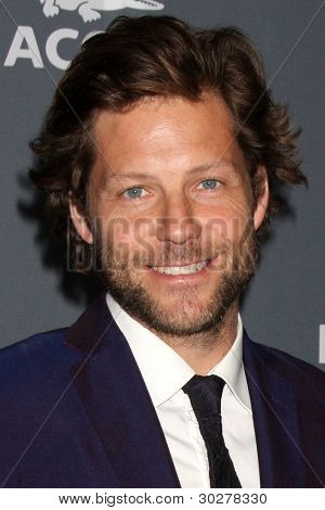 LOS ANGELES - FEB 21: Jamie Bamber dorazí na 14 roční kostýmní návrháři Guild Awards na