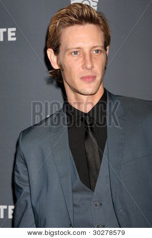 LOS ANGELES - FEB 21: Gabriel Mann dorazí na 14 roční kostýmní návrháři Guild Awards na