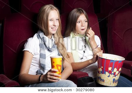 zwei schÃ¶ne MÃ¤dchen einen Film im Kino