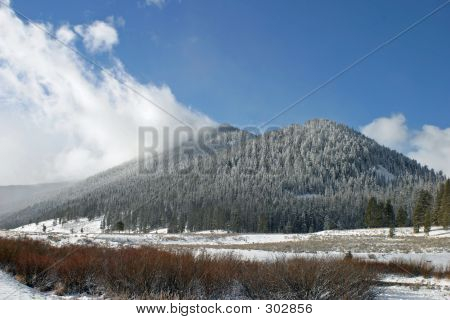 Nube en montaña de la nieve