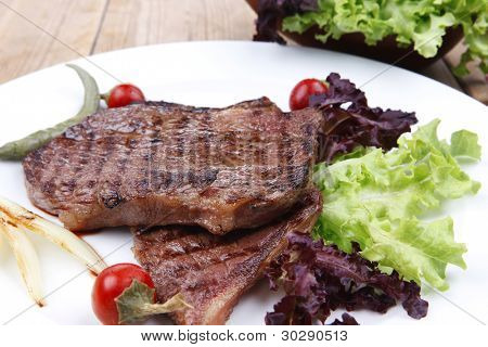 肉料理: ステーキのローストねぎと赤に緑レタス サラダ唐辛子、骨なし