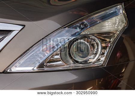 Big Headlight Cleaning With Power Buffer Machine At Service Station ,before And After Cleaning
