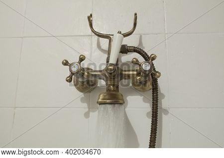 Open Antique Copper Style Bath Tube Faucet. Water Jet