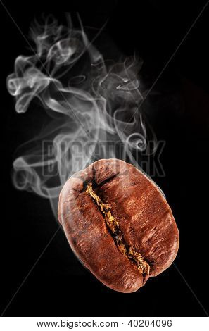 Létající coffee bean v kouři, izolované na černém pozadí