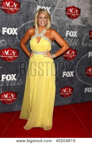 LOS ANGELES - DEC 10: Lauren Alaina přijíždí do americké Country Awards 2012 v Mandalay Bay Res