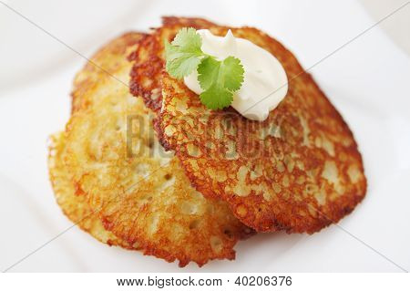 Cuit les crêpes de pomme de terre
