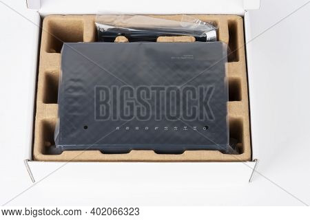 Open Paper Box, Inside Dual-band Gigabit Wifi Router,  Wireless Device With Three Antennas.