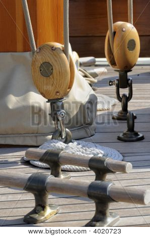 เรือใบมือ