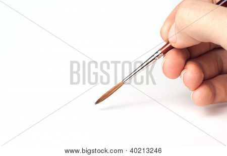 Cepillo delgado en el brazo, aislado sobre fondo blanco