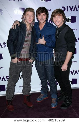 ลอสแองเจลิส - 16 dec: Emblem3 เดินทางมาถึงที่ 2555 VH1 Divas คอนเสิร์ตที่หอประชุมศาลเจ้าบน Decemb