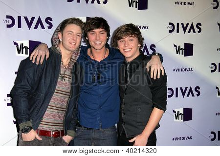 ลอสแองเจลิส - 16 dec: Emblem3 เดินทางมาถึงที่ 2555 VH1 Divas คอนเสิร์ตที่หอประชุมศาลเจ้าบน Decemb