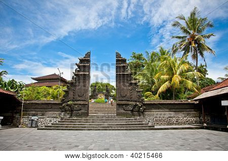 Vstup do chrámu Tanah Lot, nejdůležitější hinduistický chrám Bali, Indonésie.