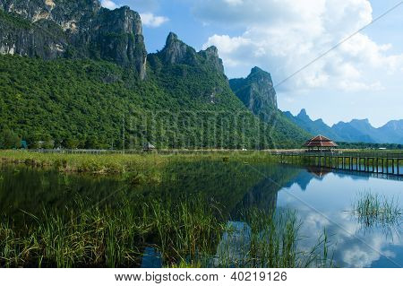 Træ bro i lotus lake i khao sam roi yod national park, thailand
