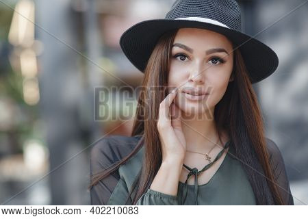 Outdoor Closeup Fashion Portrait Of Glamour Sensual Young Stylish Lady Wearing Trendy Hat. Autumn Wo