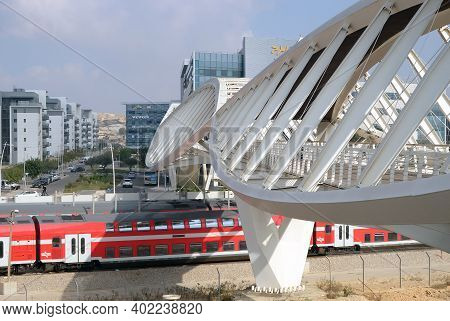 Beer Sheva, Israel - December 22, 2020: Footbridge In The New High-tech Park In Beer Sheva.  Archite