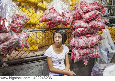 Bangkok, Thailand - May 12, 2009: Woman Sells Flowers At The Nightly Flower Market Pak Klong Thalat 