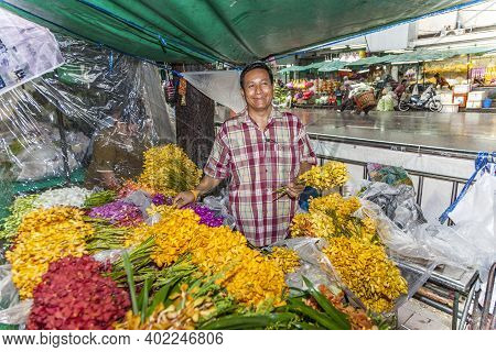 Bangkok, Thailand - May 12, 2009: Man Sells  Flowers At The Nightly Flower Market Pak Klong Thalat I