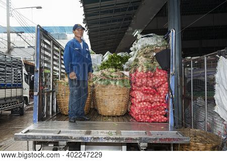 Bangkok, Thailand - May 12, 2009: Man Loads A Truck With Onions And Vegetables At The Nightly Flower