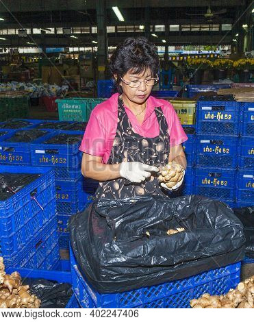 Bangkok, Thailand - May 12, 2009: Unidentified Woman Sells Flowers At The Flower Market Pak Klong Th