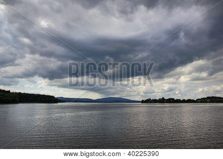 Vista del lago di Lipno nel tempo nuvoloso, Repubblica Ceca.