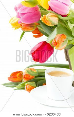 Tasse Kaffee mit Tulpen