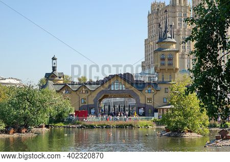 Moscow, Russia - August 30, 2019: Summer View Of The Main Entrance Of The Moscow Zoo From The Presne