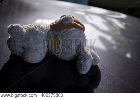 Broken Heart Concept. Alone Teddy Bear Sleep On Black Dark Floor. Conveys A Lonely Mood, Chagrin, Lo