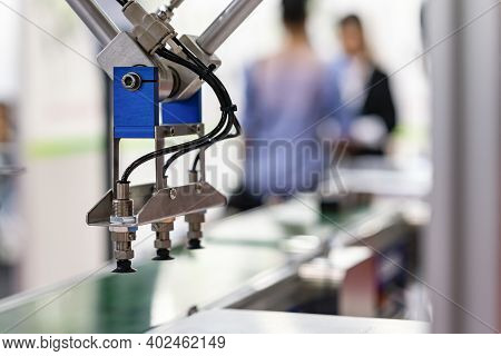 High Technology And Precision Robot Arm And Automatic Vacuum Or Suction Cup For Pick & Place Or Tran