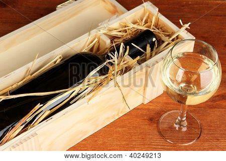 테이블에 와인 병을 가진 나무로 되는 케이스