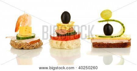 Canapés isolados no branco