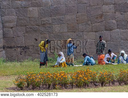 Hampi, Karnataka, India - November 5, 2013: Zanana Enclosure. Group Of Female Gardeners In Colorful 