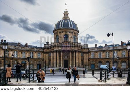 Paris, France, Fev 2020, Urban Scene By The Academie Francaise On The Rive Gauche, The Southern Bank
