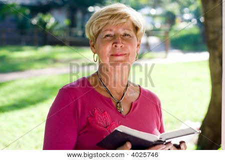 หญิงอาวุโสอ่านคัมภีร์