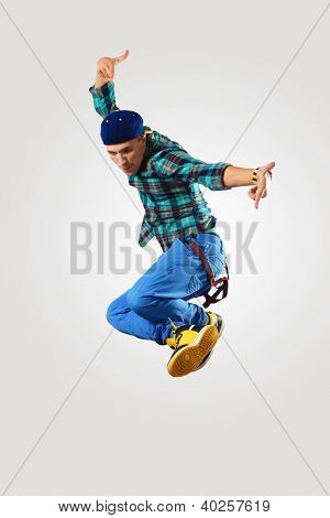 Ballerino hiphop giovane facendo un movimento su bianco